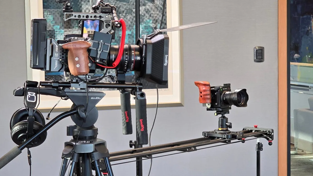 Setup multicámara con slider motorizado en grabación ejecutiva corporativa — DAR2