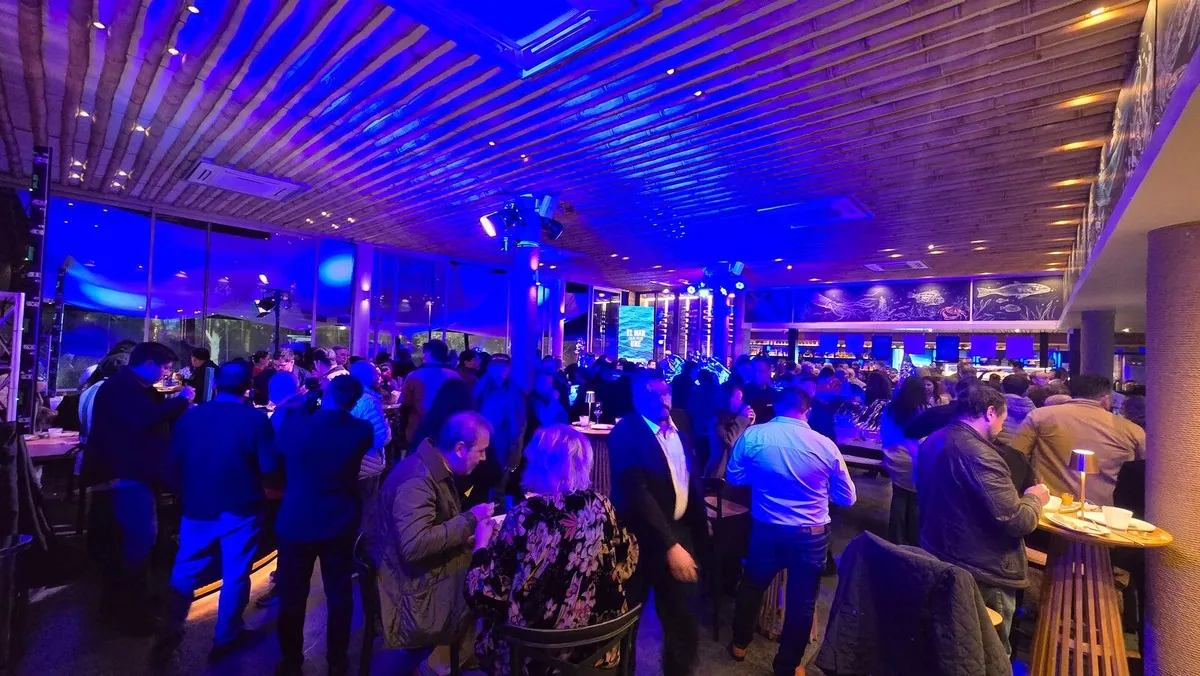 Camarógrafos inalámbricos cubriendo el salón del evento de La Mar