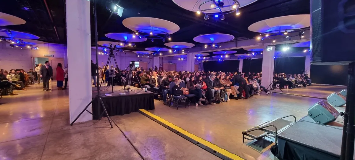 Captura en vivo de la presentación sobre el escenario principal — DAR2