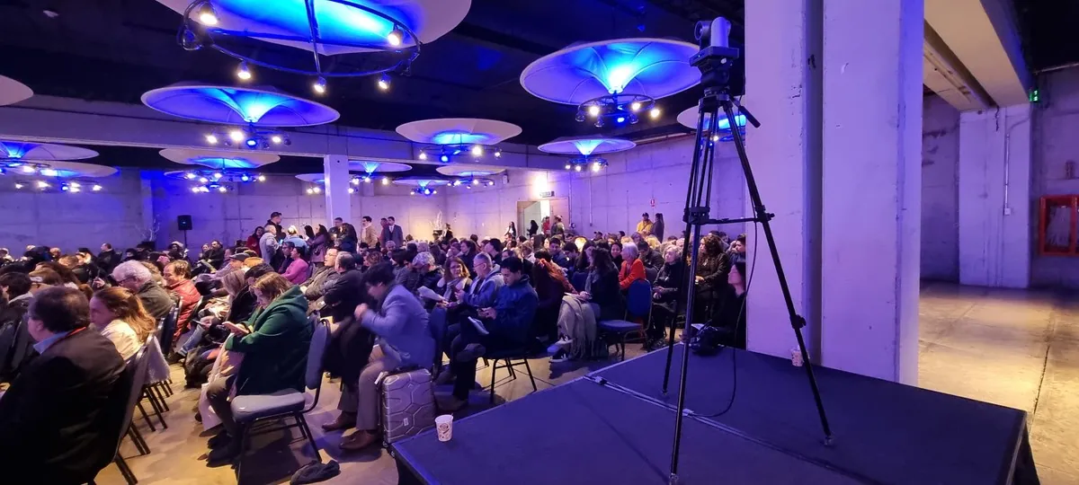 Vista del público y ambiente durante el congreso en Espacio Riesco — DAR2