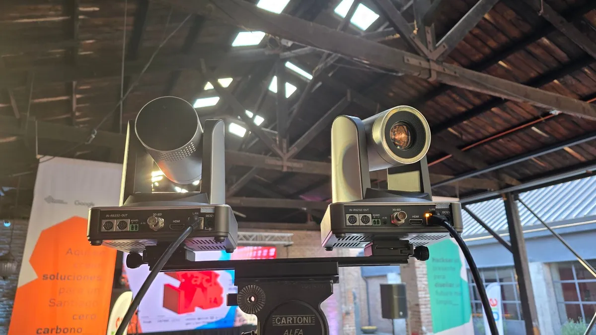 Instalación de cámaras PTZ robóticas en evento HackLab-iA — DAR2