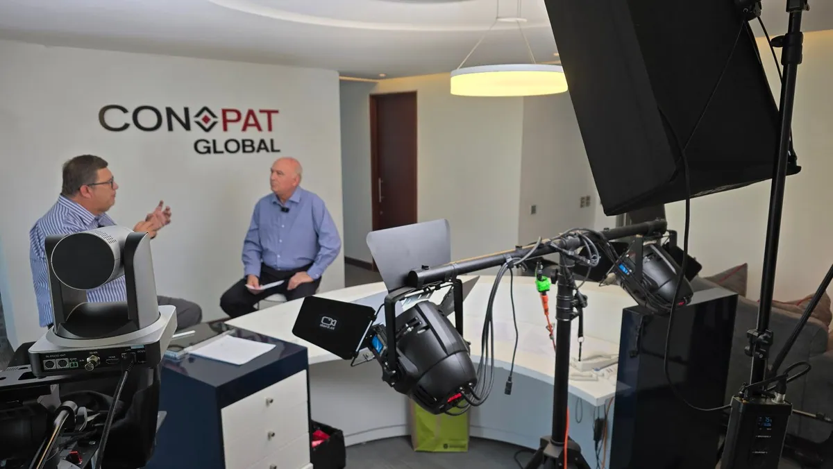 Montaje del set de video podcast con cámaras PTZ e iluminación en Conpat Global — DAR2