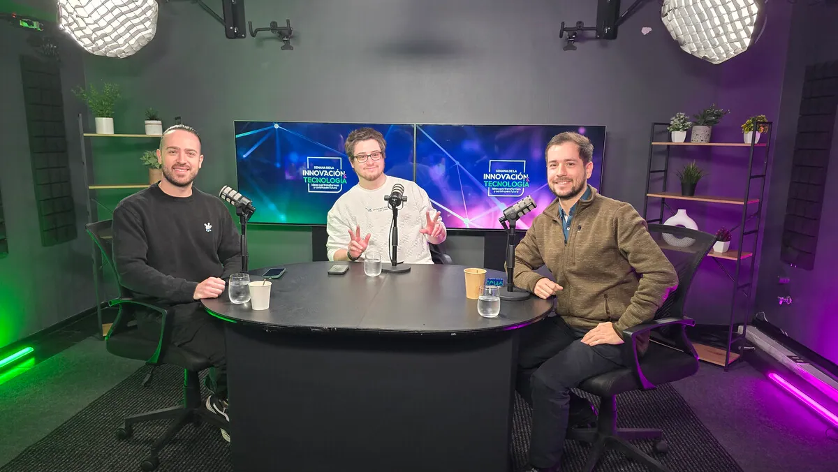 Presentadores saludando al cierre del video podcast corporativo producido por DAR2